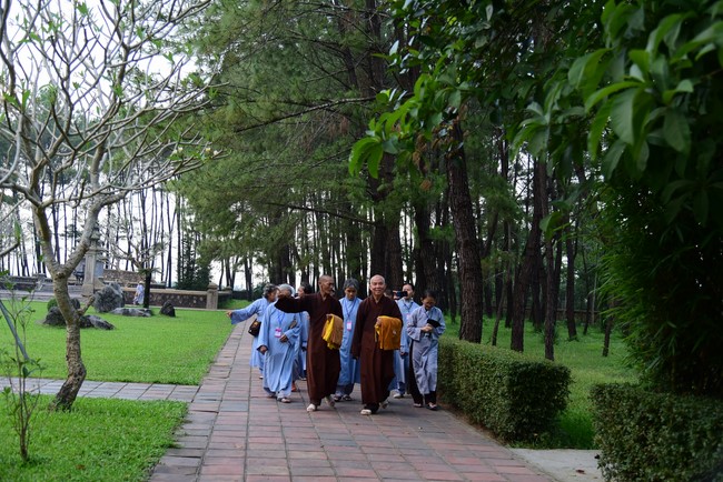 Tham quan và cúng dường chùa Linh Mụ, Huế